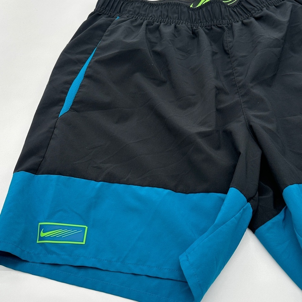 NIKE Sport Clash Logo Training‎ Shorts Medium Black Green Abyss - Picture 2 of 6
